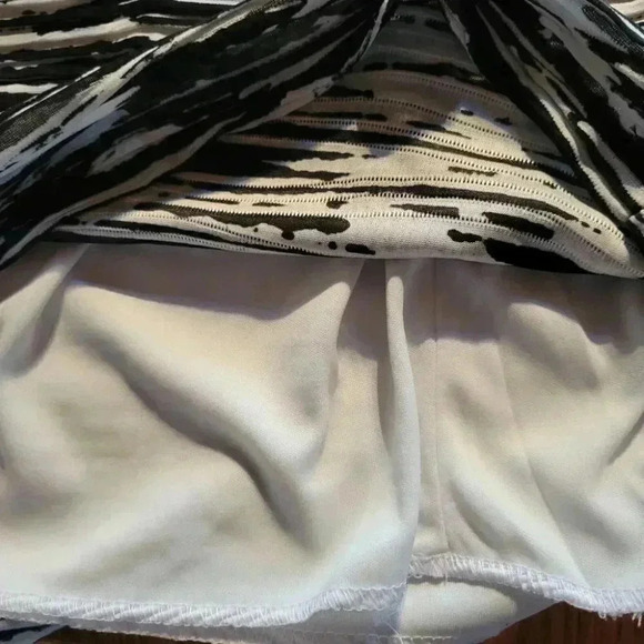 Black and white Scrunchy mini skirt size 5  Reitmans - Picture 5 of 6